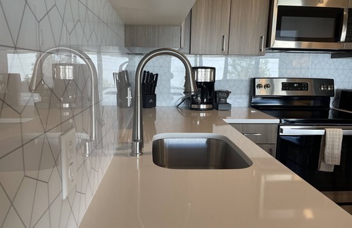 Riverside Apartment | Sensational 2 Bed Travel Apartment Within Walking Distance to Riverpark Square