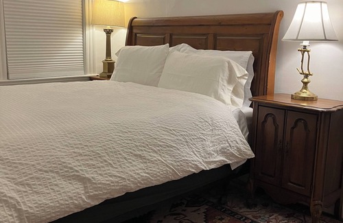 Dorchester Apartment | Serene Boston base close to everything w free private parking + Andrew Station!