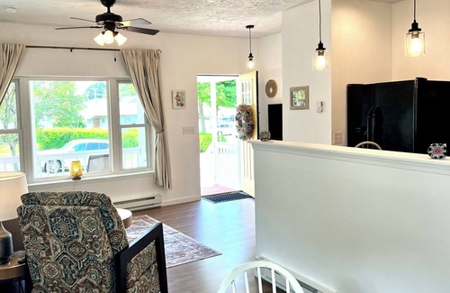 Oswego House | Serene bungalow: Modern Comfort near the Hospital, Power Plants and Campus