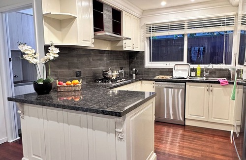 Boronia House | Serene Escape with Birds, Trees & Breeze– 5BR, 3.5B n garage with Wifi & Netflix