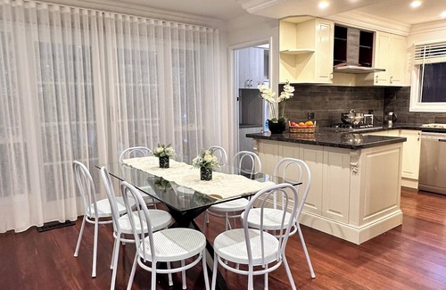 Boronia House | Serene Escape with Birds, Trees & Breeze– 5BR, 3.5B n garage with Wifi & Netflix