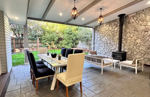 Boronia House | Serene Escape with Birds, Trees & Breeze– 5BR, 3.5B n garage with Wifi & Netflix