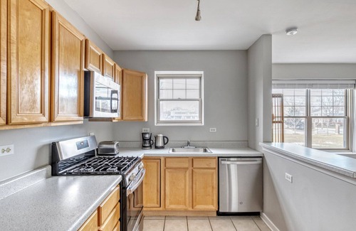 Evanston Apartment | Serene Evanston 1BR w/Dishwasher, walk to Northwestern, by Blueground