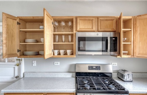 Evanston Apartment | Serene Evanston 1BR w/Dishwasher, walk to Northwestern, by Blueground