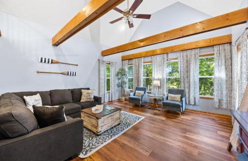 Se Ree House | Serene Lakefront Getaway for the Whole Family