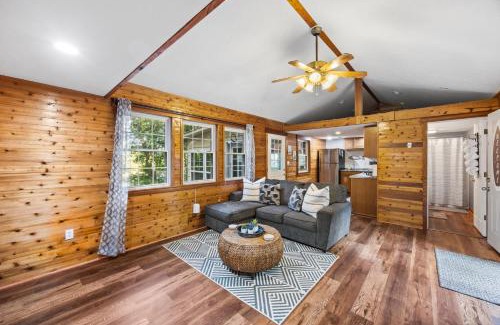 Se Ree House | Serene Lakefront Getaway for the Whole Family