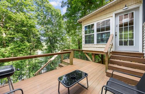 Se Ree House | Serene Lakefront Getaway for the Whole Family