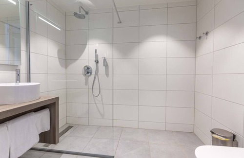 Oranjeplaat Hotel | Serene Lakeview Room with Onsite Dining Near Iguana Reptile Zoo