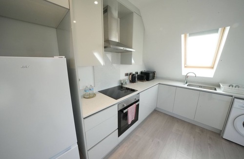 Stanwell Apartment | Serene Oasis 5mins from Heathrow Airport - Free Parking