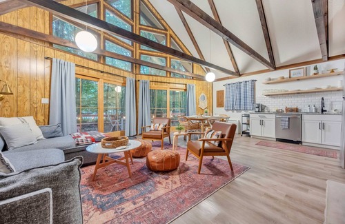 Albrightsville Ski Chalet | Serene Poconos Chalet - Hot Tub, Lake & Pool Access + Pet Friendly!