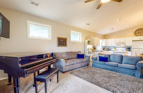 Dallas House | Serene Retreat by the Creek - Open-Concept Layout