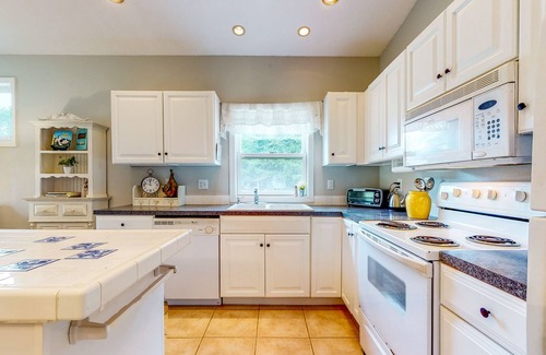 Dallas House | Serene Retreat by the Creek - Open-Concept Layout