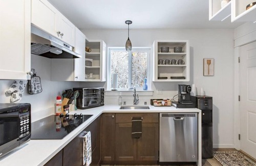 Willow House | ★Serene & Stylish by the Lake | ♛QueenBed, FirePit