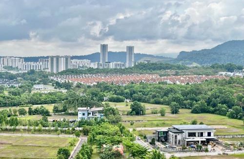 Shah Alam Apartment | Serene Trefoil Home - Walk to Setia City Mall & Setia City Convention Centre