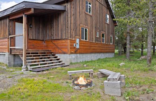 Island Park House | Set the Hook by KABINO Fire Pit Sleeper Sofa Loft 2 Living Rooms Grill WiFi