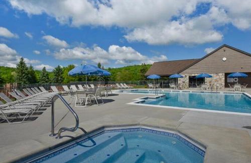 Seven Springs Apartment | Seven Springs Hideaway Ski In and Out Pet Friendly