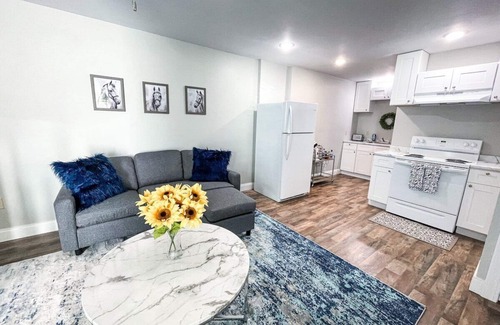 London Apartment | Shady Oaks Condo- King Bed, Walk to Main St.