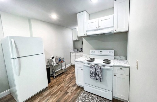 London Apartment | Shady Oaks Condo- King Bed, Walk to Main St.