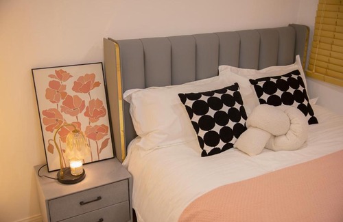 Huaihai Road Commercial Area Apartment | Shanghai Dreams - Hidden Gem on Yongkang Road - Entire Apartment