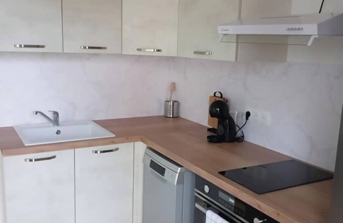 Beauvais Apartment | Shared house, low self-contained studio in Beauvais, 5 km from the airport