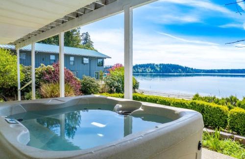 Shelton House | Shelton Waterfront hot tub fire pit beach garden