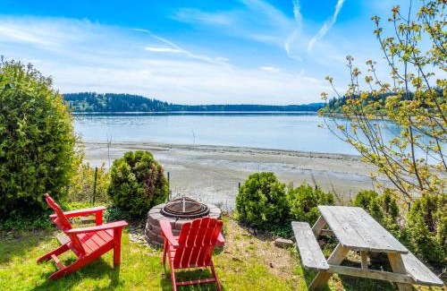 Shelton House | Shelton Waterfront hot tub fire pit beach garden