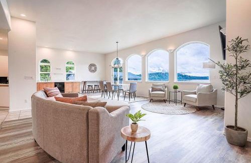 Shelton House | Shelton Waterfront hot tub fire pit beach garden