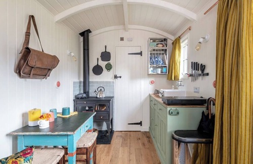 Wingfield House | Shepherd's Hut with wood fired hot tub near Bath