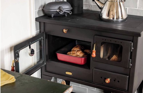 Wingfield House | Shepherd's Hut with wood fired hot tub near Bath