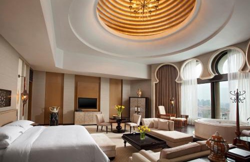 Henghe Street Hotel | Sheraton Qingyuan Lion Lake Resort