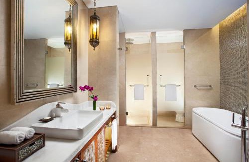 Henghe Street Hotel | Sheraton Qingyuan Lion Lake Resort