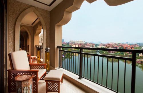 Henghe Street Hotel | Sheraton Qingyuan Lion Lake Resort