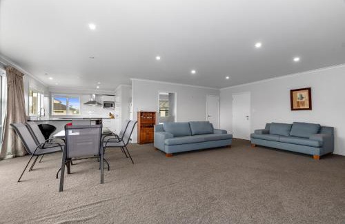 One Tree Point House | Shores Getaway - One Tree Point Holiday Home