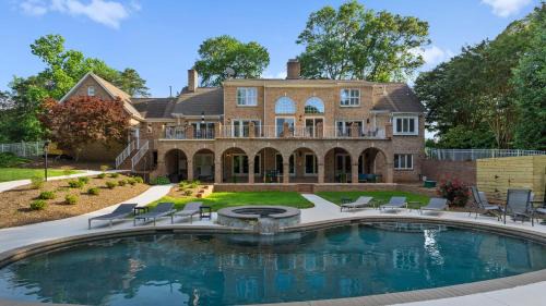 Huntersville House | Shoreway Cove by AvantStay Waterfront Pool Dock