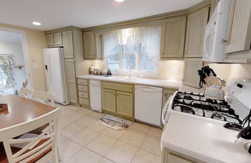 Dennis House | Short drive to Mayflower Beach