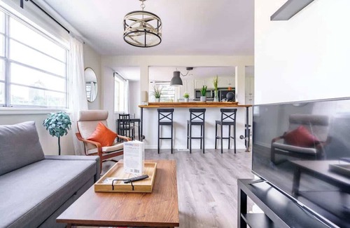 Victorian Village Apartment | Short North/Downtown | Walk to Convention Center | Free Parking | 5,800+ Reviews