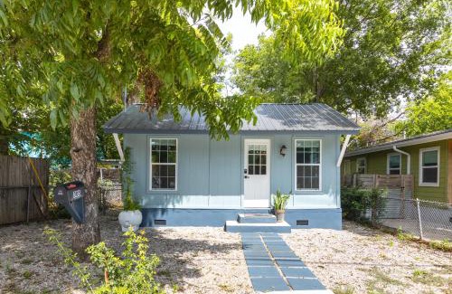 Holly House | Side by Side 2 Houses Dtwn , Pool, Walk to Eateries