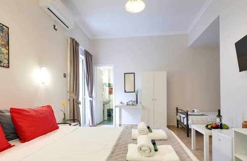 Platia Viktorias Apartment | Silver Hotel Athens Triple Room