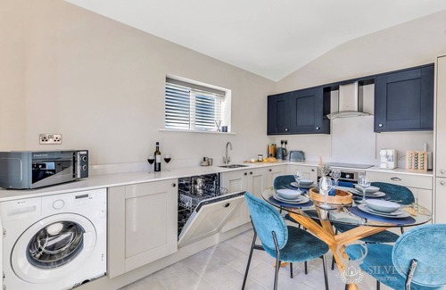 Snarestone Cabin | Silver Stag Properties, Luxury Cabin w/SK Bed