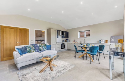 Snarestone Cabin | Silver Stag Properties, 2 BR Limestone Lodge