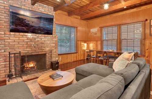Moonridge Ski Chalet | Silvertip Pines Cozy Hillside Log Cabin Retreat