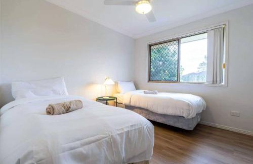 Redbank Plains House | Simple and Comfy Family Home between BNE and Ipswich
