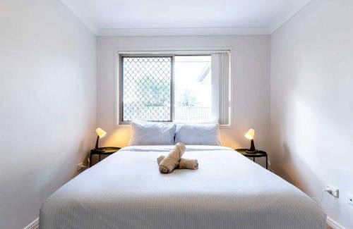 Redbank Plains House | Simple and Comfy Family Home between BNE and Ipswich