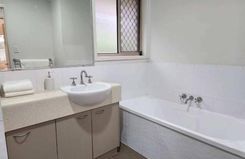 Redbank Plains House | Simple and Comfy Family Home between BNE and Ipswich
