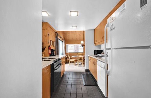 Overlook Park Hotel | Simple, pet friendly, cabin style home with Hot Tub - POL99