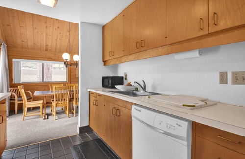 Overlook Park Hotel | Simple, pet friendly, cabin style home with Hot Tub - POL99