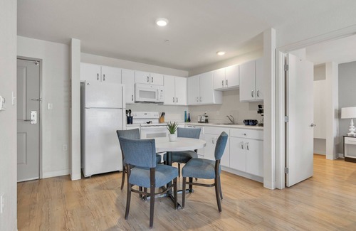 Far North Central Apartment | Simplicity At the Rim 1321 I Comfy 2 Bed 2 Bath