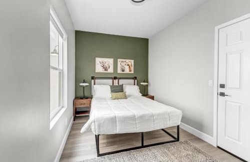 Vista Apartment | Single Bedroom - Queen Size. Heart of Downtown Vista