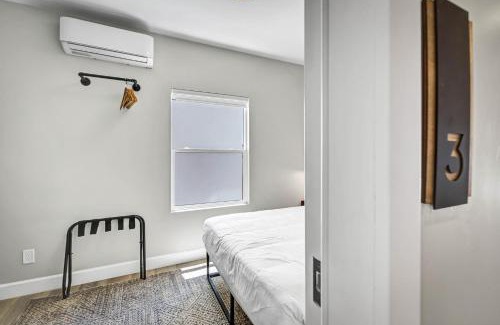 Vista Apartment | Single Bedroom - Queen Size. Heart of Downtown Vista