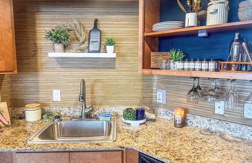 Fort Myers River District Condo | Sip and Sage Skyline- City and Water Views 2bedroom POOL Downtown Fort Myers